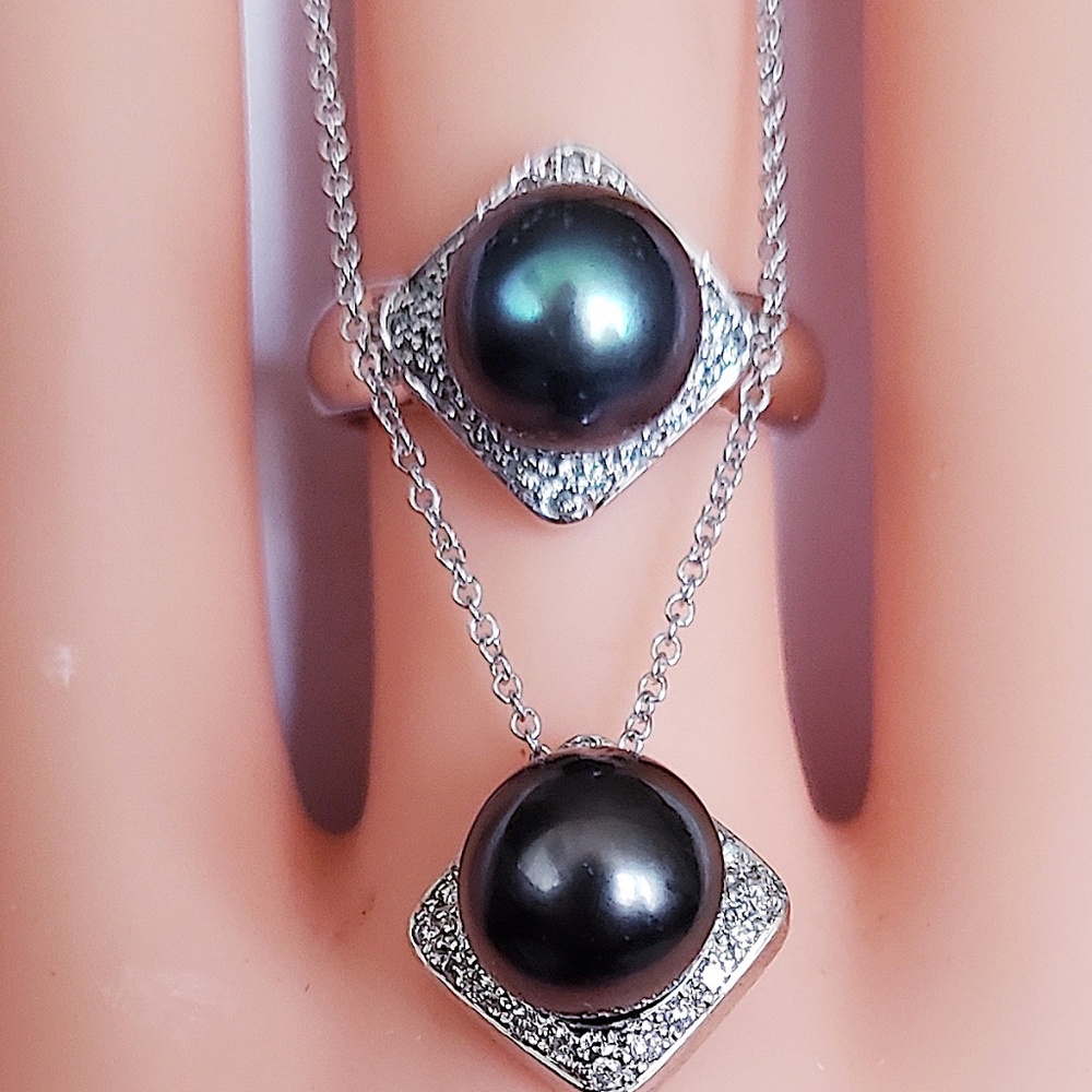 14kt Ring and Pendant Black SouthSea Pearls 0.40ct 18kt chain